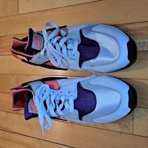 Nike Air huarache size 10.5 shoe white/purple